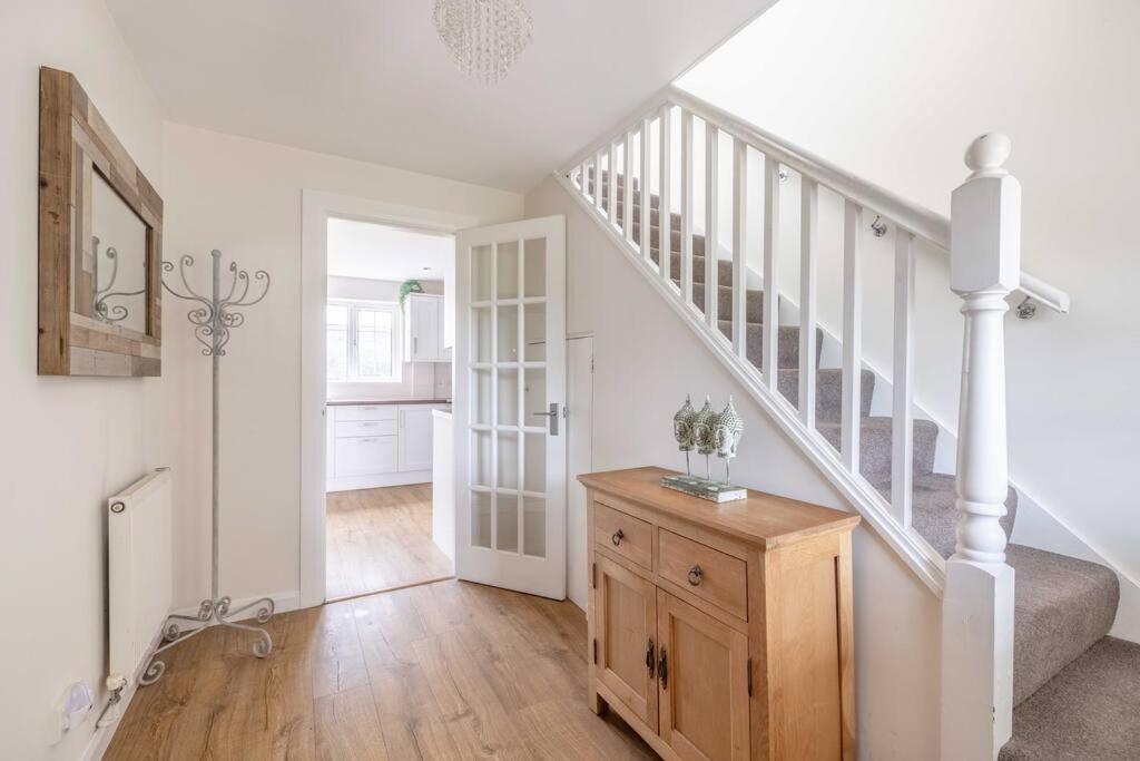 3-Bed Family Home With Parking & Large Garden Γουίνσδορ Εξωτερικό φωτογραφία